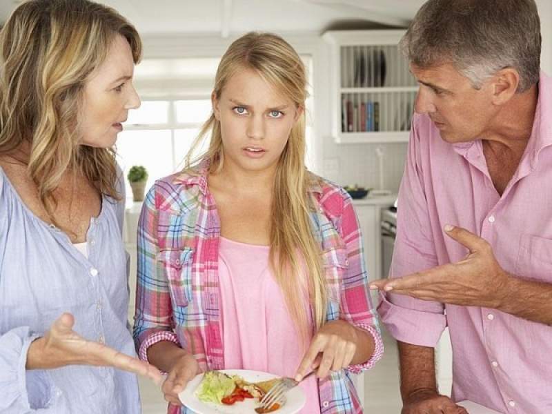 Семейный конфликт: Родители не принимают твоего нового парня.