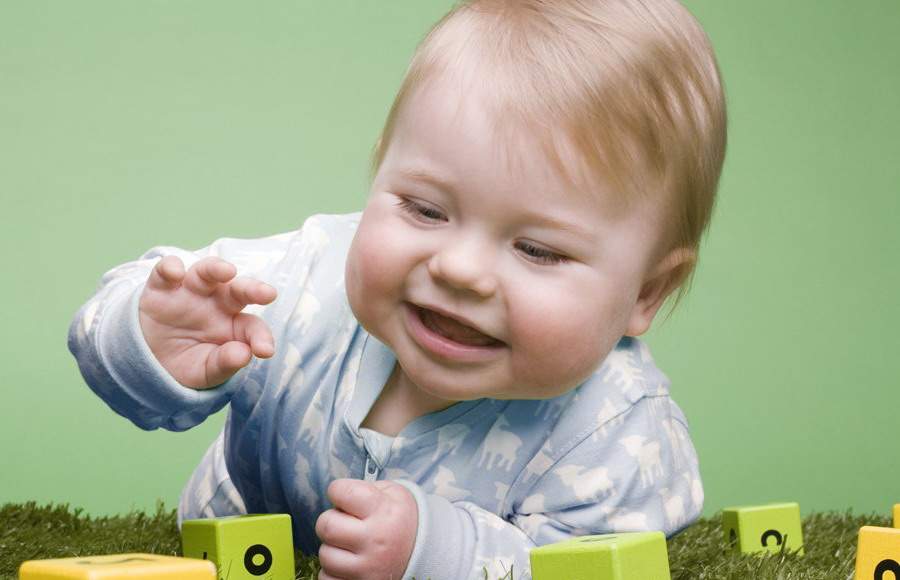 Как развивается малыш в первые девять месяцев